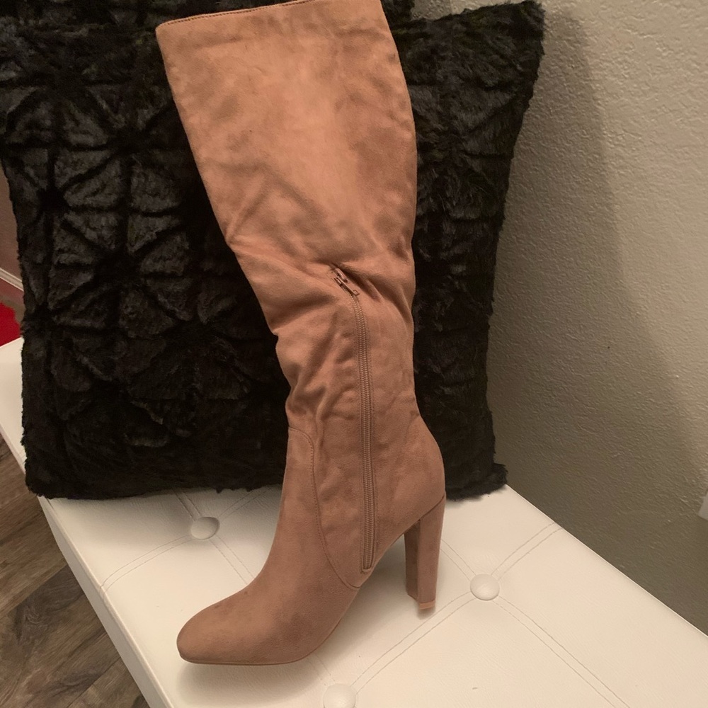 COPY - Boots - Picture 3 of 3